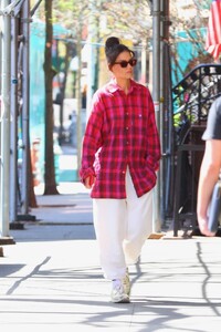 katie-holmes-out-for-morning-stroll-in-new-york-04-12-2023-2.jpg