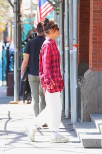 katie-holmes-out-for-morning-stroll-in-new-york-04-12-2023-3.jpg