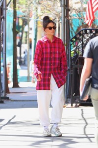 katie-holmes-out-for-morning-stroll-in-new-york-04-12-2023-5.jpg