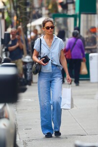 katie-holmes-out-for-solo-shopping-in-new-york-04-14-2023-0.jpg