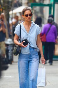 katie-holmes-out-for-solo-shopping-in-new-york-04-14-2023-1.jpg