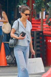 katie-holmes-out-for-solo-shopping-in-new-york-04-14-2023-2.jpg