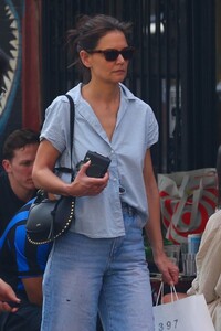 katie-holmes-out-for-solo-shopping-in-new-york-04-14-2023-3.jpg