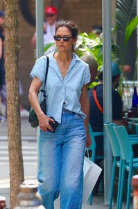 katie-holmes-out-for-solo-shopping-in-new-york-04-14-2023-6.jpg