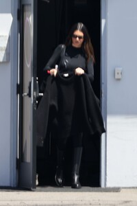 kendall-jenner-leaves-a-studio-in-los-angeles-04-26-2023-2.jpg