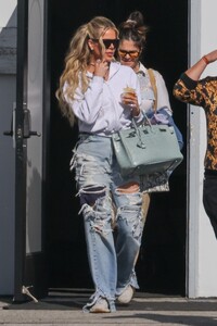 khloe-kardashian-leaves-a-studio-in-calabasas-04-12-2023-0.jpg