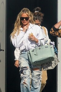 khloe-kardashian-leaves-a-studio-in-calabasas-04-12-2023-1.jpg