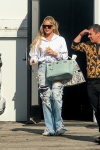 khloe-kardashian-leaves-a-studio-in-calabasas-04-12-2023-2.jpg