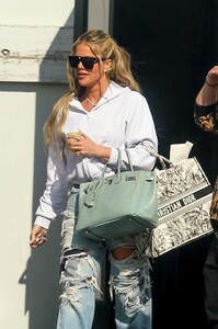 khloe-kardashian-leaves-a-studio-in-calabasas-04-12-2023-3.jpg