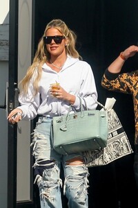 khloe-kardashian-leaves-a-studio-in-calabasas-04-12-2023-4.jpg