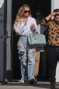 khloe-kardashian-leaves-a-studio-in-calabasas-04-12-2023-5.jpg