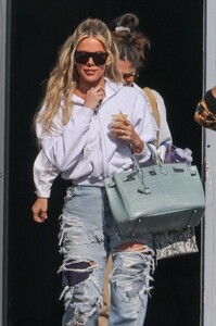 khloe-kardashian-leaves-a-studio-in-calabasas-04-12-2023-6.jpg