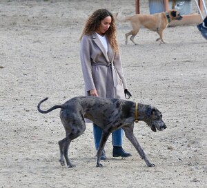 leona-lewis-at-a-dog-park-in-los-angeles-01-10-2022-6.jpg