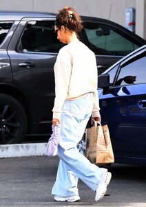 leona-lewis-out-shopping-in-los-angeles-02-16-2023-2.thumb.jpg.4dfd7b045303561e20ba48dc944e2c97.jpg