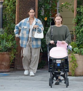leona-lewis-out-with-her-mom-and-baby-girl-in-studio-city-11-09-2022-2.jpg