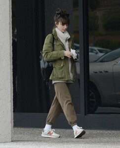 lily-collins-out-in-los-angeles-04-12-2023-5.jpg