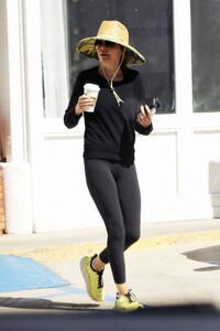 lisa-rinna-out-for-coffee-in-los-angeles-04-07-2023-1.jpg