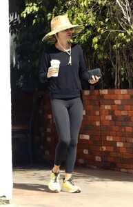 lisa-rinna-out-for-coffee-in-los-angeles-04-07-2023-4.jpg