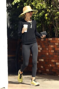 lisa-rinna-out-for-coffee-in-los-angeles-04-07-2023-6.jpg