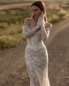 meitalzanobridal_288078511_1976705212719948_8726441375008180489_n.jpg