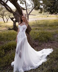 meitalzanobridal_324162406_554515143216533_8361527839422267800_n.jpg