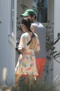 mila-kunis-and-ashton-kutcher-goes-to-friends-house-in-los-angeles-04-23-2023-1.jpg