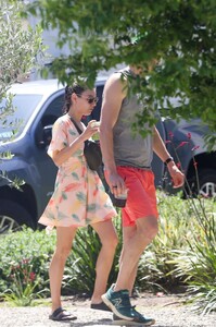mila-kunis-and-ashton-kutcher-goes-to-friends-house-in-los-angeles-04-23-2023-3.jpg