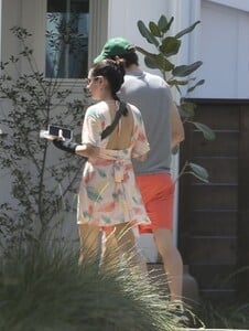mila-kunis-and-ashton-kutcher-goes-to-friends-house-in-los-angeles-04-23-2023-4.jpg