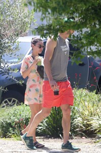 mila-kunis-and-ashton-kutcher-goes-to-friends-house-in-los-angeles-04-23-2023-5.jpg