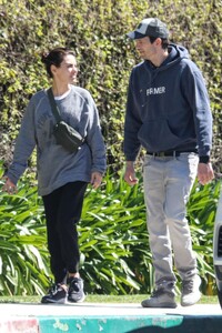 mila-kunis-and-ashton-kutcher-out-around-bel-air-04-06-2023-6.jpg