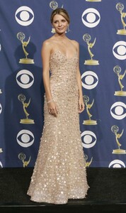 mischa-barton-at-57th-annual-emmy-awards-09-18-2005-4.jpg