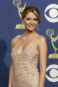 mischa-barton-at-57th-annual-emmy-awards-09-18-2005-5.jpg