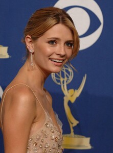 mischa-barton-at-57th-annual-emmy-awards-09-18-2005-9.jpg