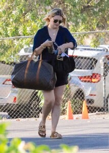 mischa-barton-selling-some-of-her-personal-clothing-at-crossroads-trading-co.-recycled-clothing-and-a-gas-station-in-los-angeles-07-01-2022-9.thumb.jpg.1ad32e6aa0ae8a22c800d507de6e5103.jpg
