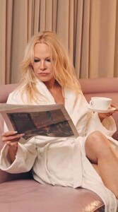pamela-anderson-tommy-hilfiger-event-in-london-march-2023-10.jpg
