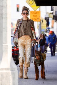 paris-jackson-at-farmer-s-market-with-her-dog-in-los-angeles-04-02-2023-0.jpg