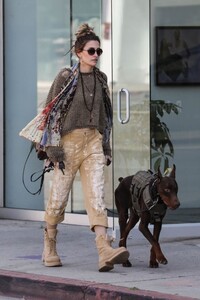 paris-jackson-at-farmer-s-market-with-her-dog-in-los-angeles-04-02-2023-2.jpg