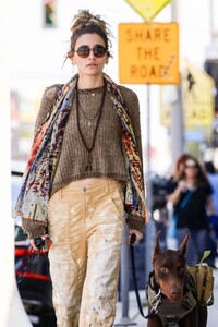 paris-jackson-at-farmer-s-market-with-her-dog-in-los-angeles-04-02-2023-6.jpg