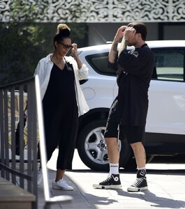 pregnant-leona-lewis-and-dennis-jauch-on-a-lunch-date-in-los-angeles-07-21-2022-4.jpg