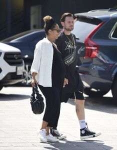 pregnant-leona-lewis-and-dennis-jauch-on-a-lunch-date-in-los-angeles-07-21-2022-6.jpg