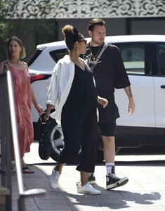 pregnant-leona-lewis-and-dennis-jauch-on-a-lunch-date-in-los-angeles-07-21-2022-9.jpg