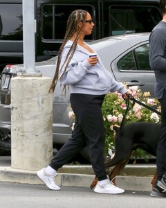 pregnant-leona-lewis-and-dennis-jauch-out-hiking-with-their-dogs-in-los-angeles-06-05-2022-0.jpg