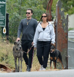 pregnant-leona-lewis-and-dennis-jauch-out-hiking-with-their-dogs-in-los-angeles-06-05-2022-12.jpg