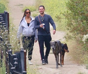 pregnant-leona-lewis-and-dennis-jauch-out-hiking-with-their-dogs-in-los-angeles-06-05-2022-2.jpg