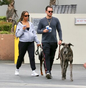 pregnant-leona-lewis-and-dennis-jauch-out-hiking-with-their-dogs-in-los-angeles-06-05-2022-3.jpg