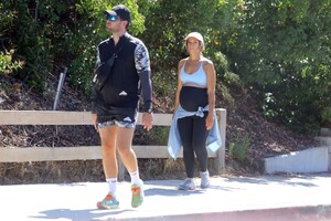 pregnant-leona-lewis-and-dennis-jauch-out-hikinig-hollywood-hills-06-29-2022-4.jpg