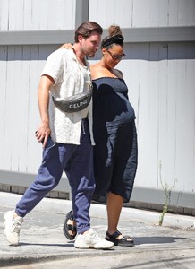 pregnant-leona-lewis-and-dennis-jauch-visit-a-medical-building-in-los-angeles-07-20-2022-5.jpg