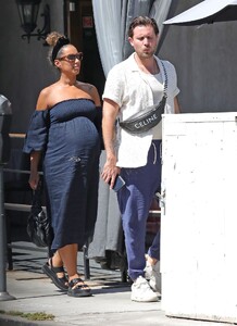 pregnant-leona-lewis-and-dennis-jauch-visit-a-medical-building-in-los-angeles-07-20-2022-9.jpg