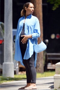 pregnant-leona-lewis-at-a-nail-salon-in-los-angeles-05-07-2022-0.jpg