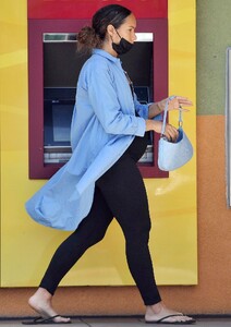 pregnant-leona-lewis-at-a-nail-salon-in-los-angeles-05-07-2022-3.jpg
